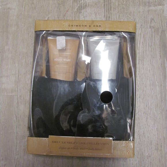 Mens Crimson & Oak Black Slipper Set with Sandalwood Body Wash and Lotion NWT - Picture 2 of 3